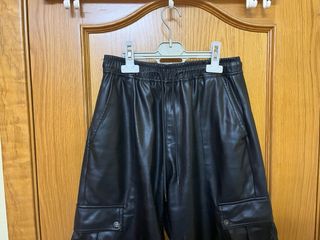 Pantalones Bershka polipiel cargo