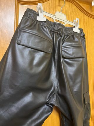 Pantalones Bershka polipiel cargo