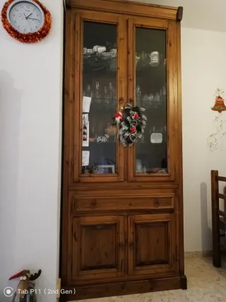 Muebles y mesa de salón en madera rústica