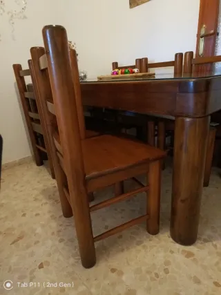 Muebles y mesa de salón en madera rústica