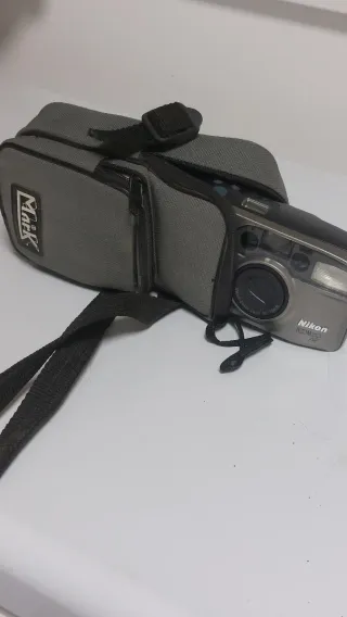 Cámara Nikon Zoom 210 AF analógica