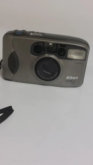 Cámara Nikon Zoom 210 AF analógica