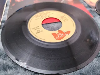 Tre vinili 45 giri Bee Gees con custodie