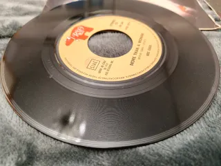 Tre vinili 45 giri Bee Gees con custodie