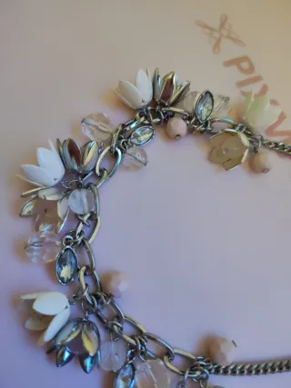 Collar plateado con flores blancas