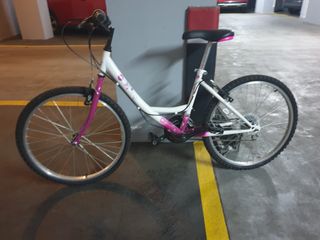Bicicleta infantil blanca y rosa
