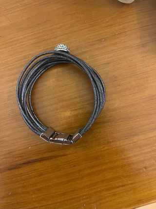 Pulsera cuero con cierre plateado