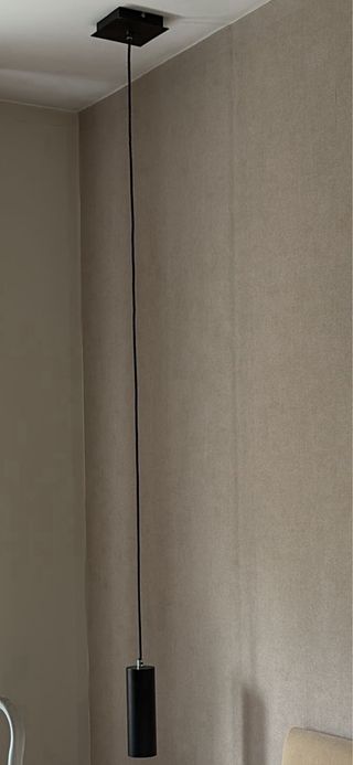 Lámpara colgante tubo negra.