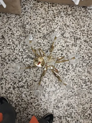 Lámpara de salón dorada y cristal