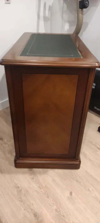 Mesa auxiliar madera y cuero