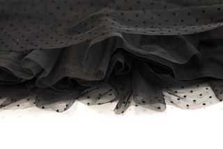 Falda de tul negra con topos