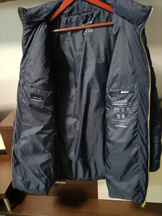 Chaqueta acolchada azul con capucha