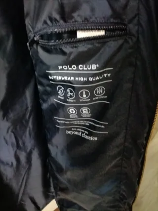 Chaqueta acolchada azul con capucha