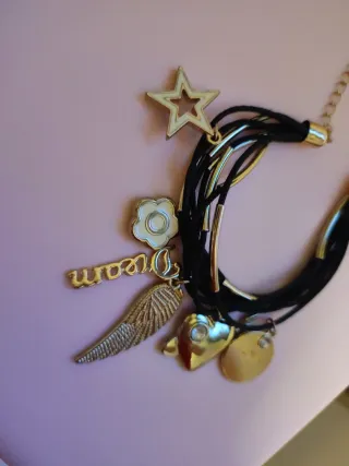 Pulsera multicapa con dijes dorados