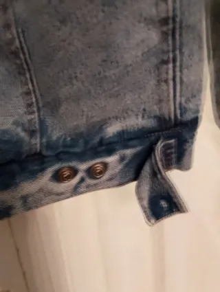 Chaqueta vaquera azul forrada de borregito crema.