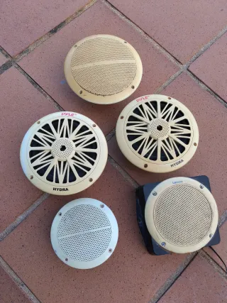 Clarion acuática y altavoces marinos