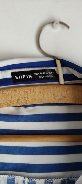 Camisa de rayas azul y blanca