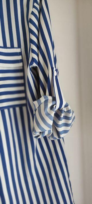 Camisa de rayas azul y blanca