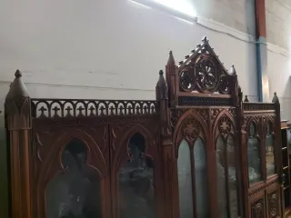 Mueble estilo gótico madera y cristal