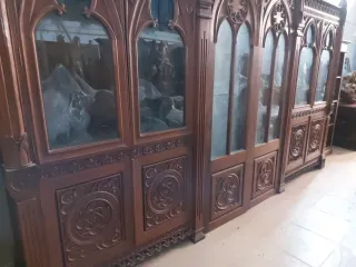 Mueble estilo gótico madera y cristal