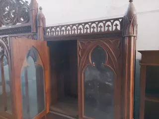 Mueble estilo gótico madera y cristal