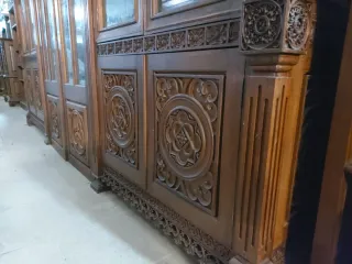 Mueble estilo gótico madera y cristal