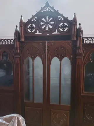 Mueble estilo gótico madera y cristal