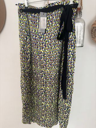 Falda pareo estampada. A estrenar.