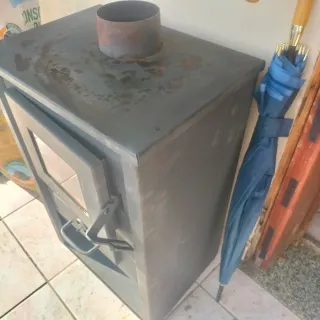 Stufa a legna in metallo con vetro