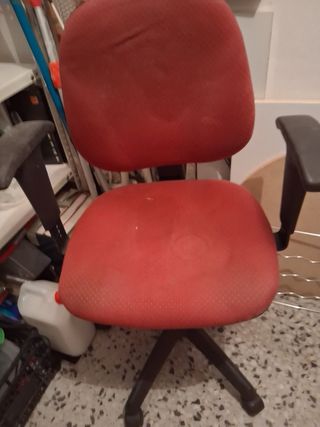 Silla de escritorio con ruedas roja