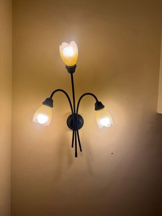 Lámpara de pared negra y amarilla