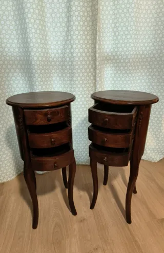2 Mesitas de noche clásicas de madera