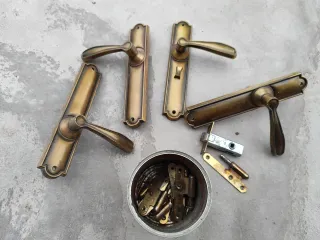 Manivelas de latón para puertas