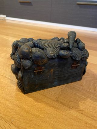 Cofre antiguo decorado conchas hecho a mano