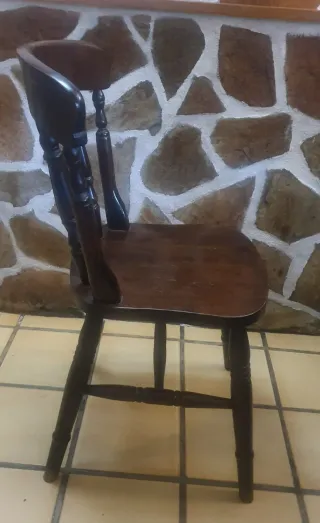 Silla rústica de madera