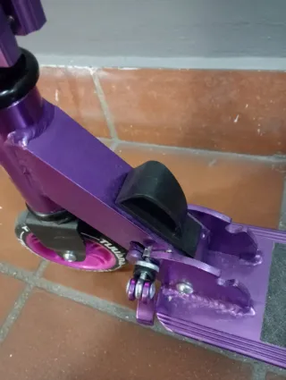 Patinete infantil púrpura poco usado