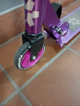 Patinete infantil púrpura poco usado