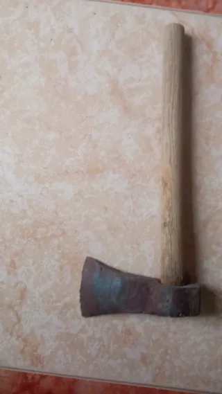 Hacha antigua de madera