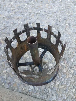 Candelabro antiguo de metal de iglesia