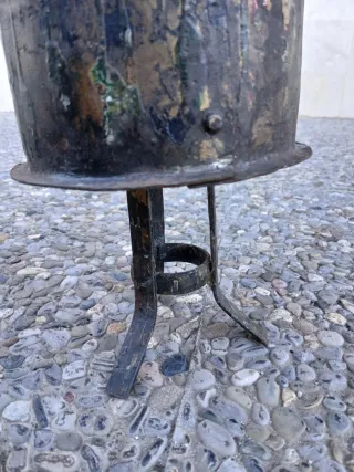 Candelabro antiguo de metal de iglesia