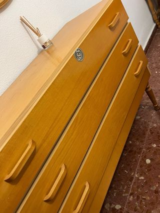 Cómoda de madera con 3 cajones