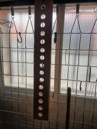 Botellero de madera con agujeros para pared