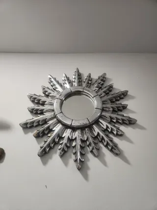 Specchio decorativo a forma di sole con finitura pane d'argento