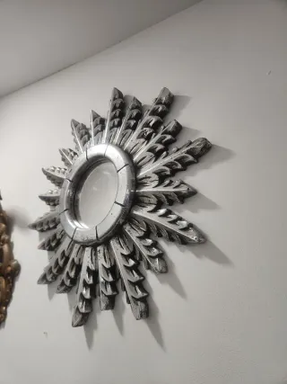 Specchio decorativo a forma di sole con finitura pane d'argento