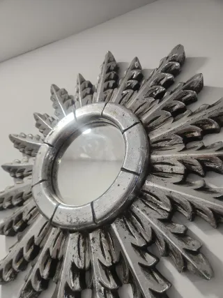 Specchio decorativo a forma di sole con finitura pane d'argento