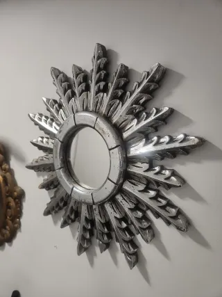 Specchio decorativo a forma di sole con finitura pane d'argento