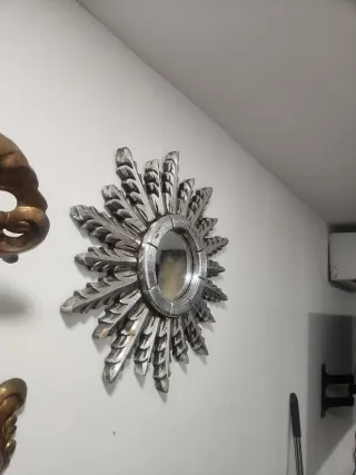 Specchio decorativo a forma di sole con finitura pane d'argento