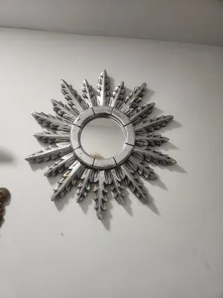 Specchio decorativo a forma di sole con finitura pane d'argento