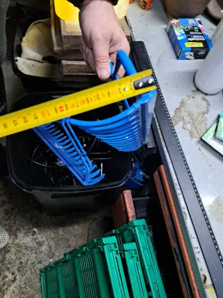 Rastrillo de jardín azul