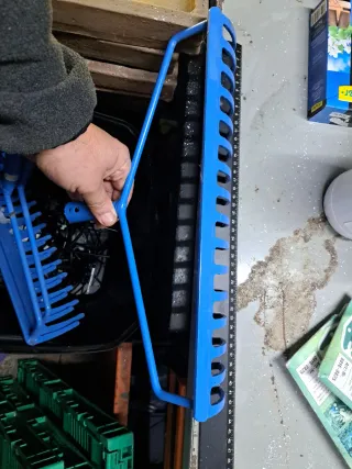 Rastrillo de jardín azul